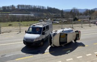 Dittingen BL: Kollision zwischen Auto und Lieferwagen