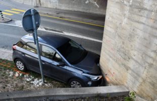 Chur GR - Totalschaden nach Crash mit Mauer