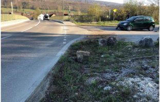 Zwingen BL: Bei Selbstunfall mit Stein kollidiert