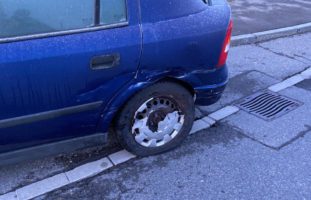 Bei Verkehrsunfall in Reinach mit abbiegendem Auto kollidiert