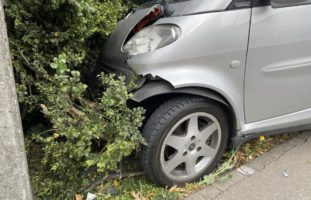 Baden AG: Autolenkerin (26) bei Unfall gegen Mauer geprallt