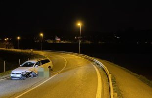 Windisch AG: Autofahrer schläft ein und baut Unfall