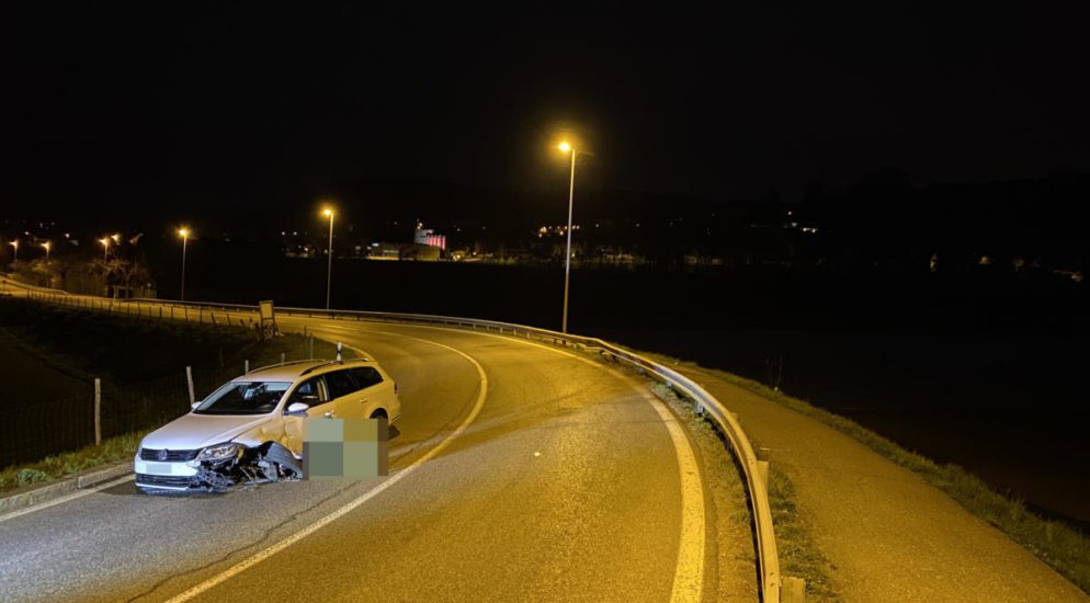 Windisch AG: Autofahrer schläft ein und baut Unfall