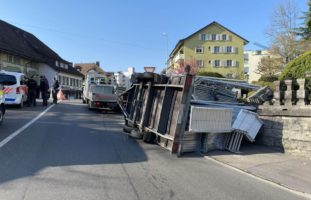 Wohlen AG - Lieferwagen-Fahrer (28) mit Anhänger Verkehrsunfall gebaut