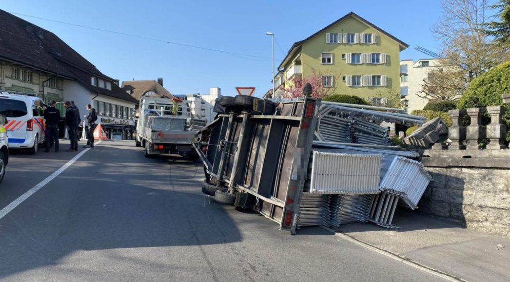 Wohlen AG - Lieferwagen-Fahrer (28) mit Anhänger Verkehrsunfall gebaut