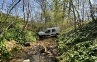 Künten AG: Autolenker verunfallt und endet im Bach