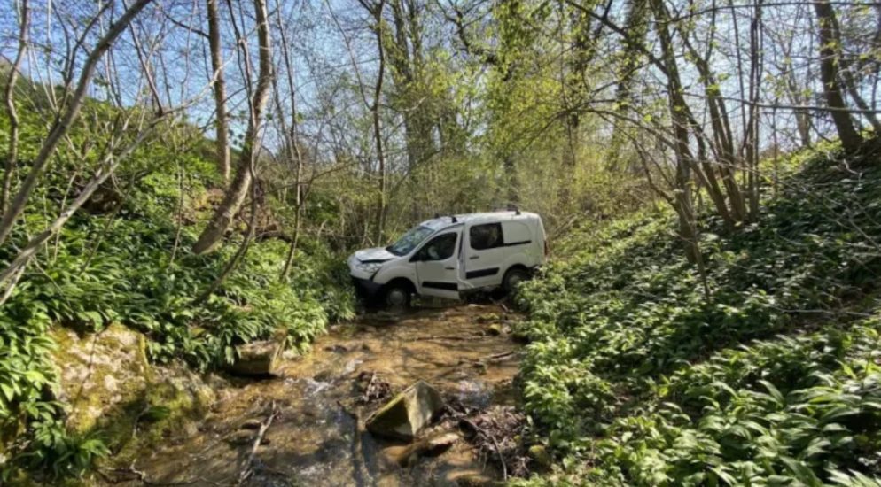 Künten AG: Autolenker verunfallt und endet im Bach