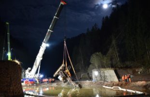 Alvaschein GR: Bagger landet im Stausee