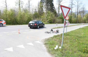 Balgach SG - Crash mit Auto: E-Bikefahrer am Kopf verletzt