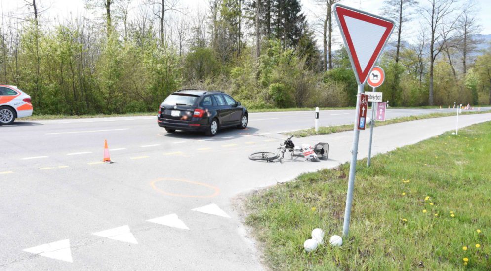 Balgach SG - Crash mit Auto: E-Bikefahrer am Kopf verletzt