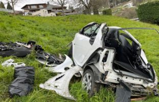 Weggis LU - Auto überschlägt sich mehrmals