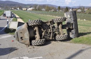 Däniken SO: Totalschaden nach Unfall zwischen Arbeitskarren und Auto