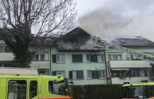 Wohnungsbrand in Mehrfamilienhaus in Schwerzenbach ZH