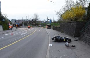 Motorradlenker (19) bei Unfall in Dietikon ZH schwer verletzt