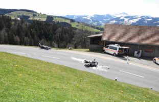 Wattwil SG: Motorradfahrer (23) nach Frontalunfall ins Spital geflogen