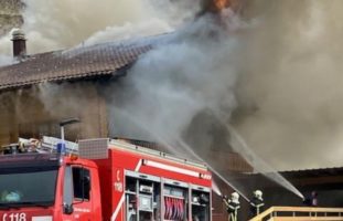 Premploz (Conthey) VS: Erheblicher Sachschaden nach Chalet-Brand