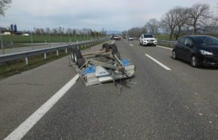 Verkehrsunfall mit Anhänger auf Autobahn bei Kriessern SG