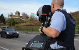 Aargau AG: Automobilist rast mit 129 km/h durch 80er Zone