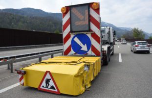 Heiligkreuz: Auf der Autobahn in Anpralldämpfer gefahren