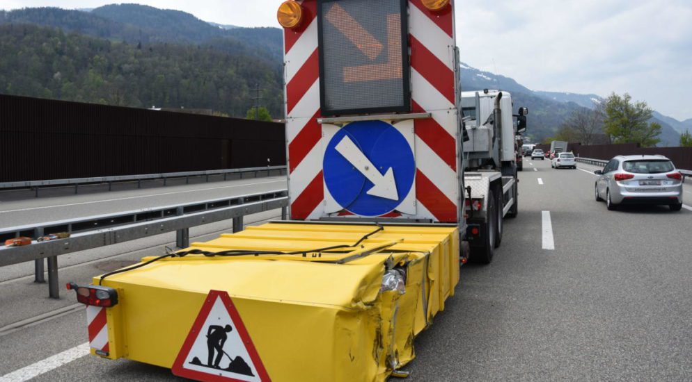 Heiligkreuz: Auf der Autobahn in Anpralldämpfer gefahren