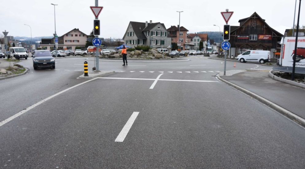 Im Kreisverkehr in Wil verunfallt