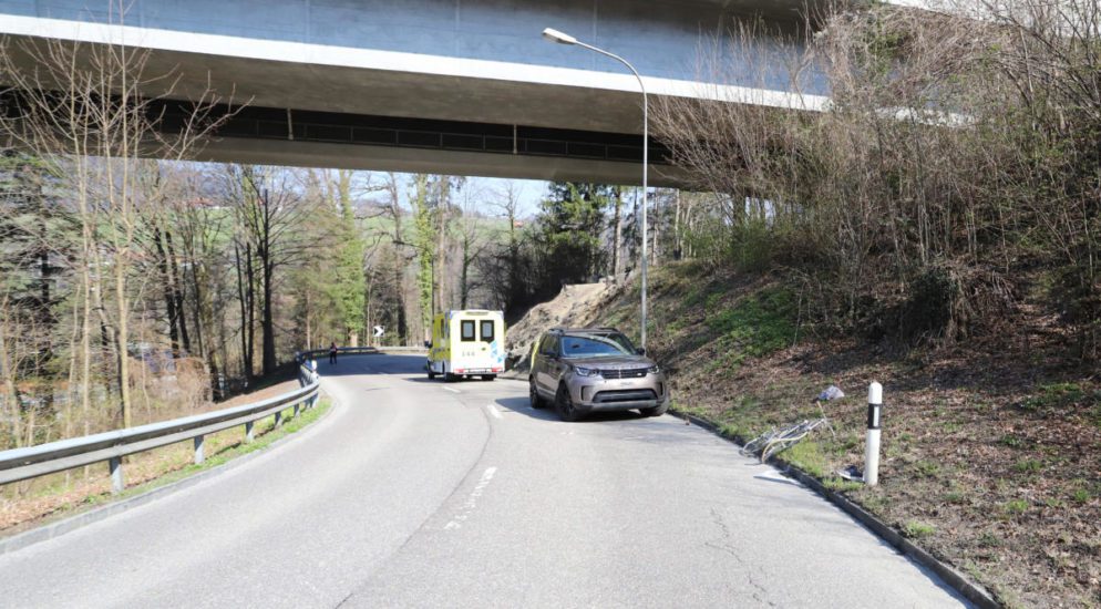 Verletzter Fahrradlenker nach Frontalunfall mit Auto in St.Gallen SG