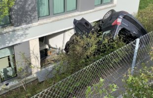 Uitikon Waldegg ZH: Auto donnert in Hausfassade