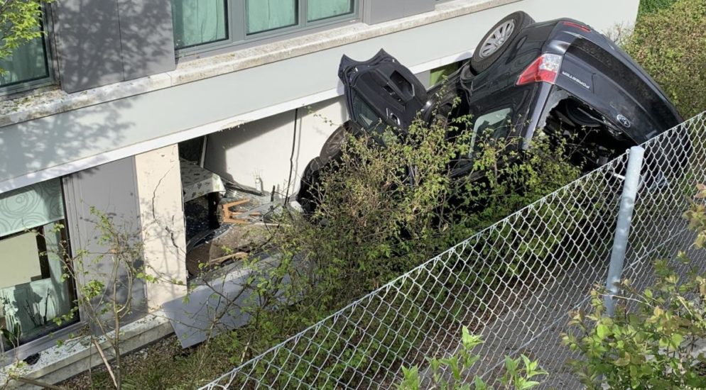 Uitikon Waldegg ZH: Auto donnert in Hausfassade