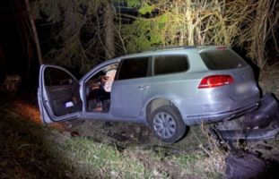 Bei Selbstunfall in Spiringen von der Strasse abgekommen