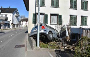 Wagen SG: Lenker nach Unfall ins Spital geflogen