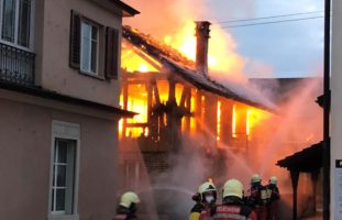 Uster ZH - Gebäude in Vollbrand