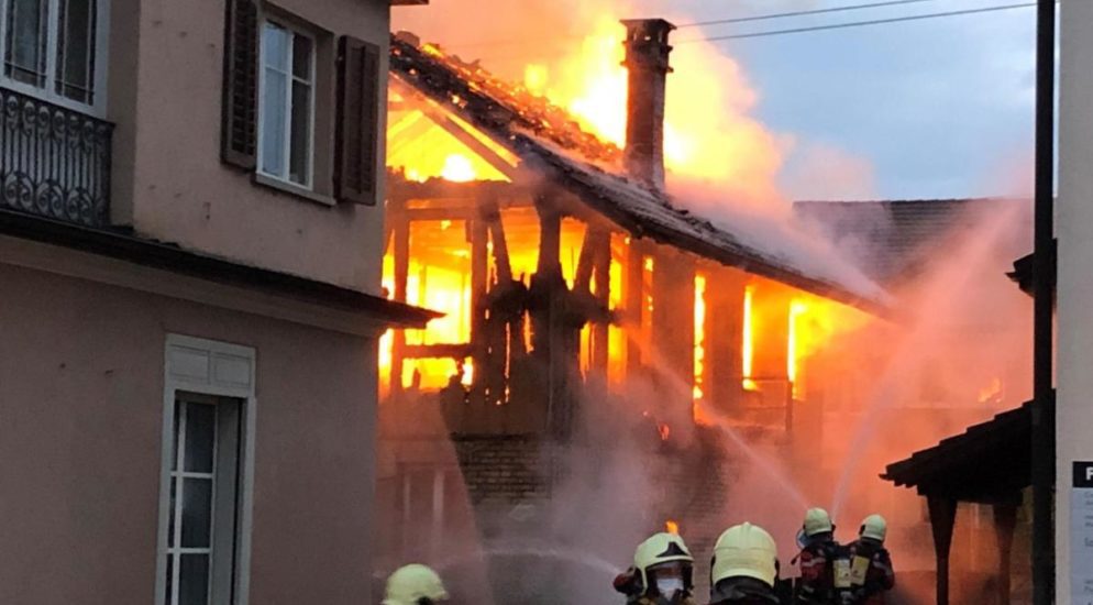 Uster ZH - Gebäude in Vollbrand