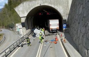 Stalden VS: Schwerer Verkehrsunfall fordert ein Todesopfer (25)