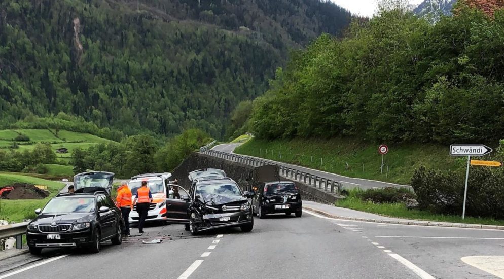 Mitlödi GL - Auffahrkollision zwischen zwei Autos