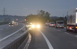 Sekundenschlaf: Bei Unfall auf A1 / Oensingen SO in Leitplanke gekracht