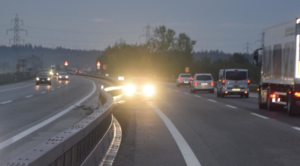 Sekundenschlaf: Bei Unfall auf A1 / Oensingen SO in Leitplanke gekracht