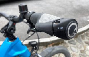 Näfels GL - Kollision zwischen E-Bike-Fahrerin und Auto