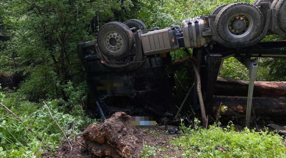 Bärschwil SO: Ein mit Rundholz beladenes Sattelmotorfahrzeug verunfallt