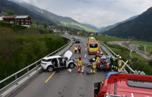 Rabius GR: Schwerverletzte Person und ein Todesopfer bei Frontal-Unfall