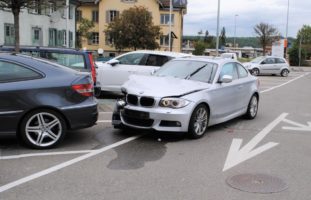 Fahrerin beschädigt zwei Autos auf Parkplatz in Ramsen SH