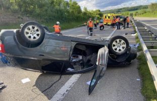 Arisdorf BL: Bei Verkehrsunfall auf der A2 auf dem Dach gelandet