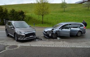 Frontalkollision zwischen zwei Personenwagen in Speicher