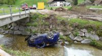 Auto landet bei Unfall Hergiswil bei Willisau LU in Bach - zwei Verletzte (18)