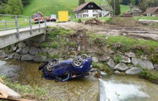 Auto landet bei Unfall Hergiswil bei Willisau LU in Bach - zwei Verletzte (18)