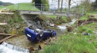 Auto landet bei Unfall Hergiswil bei Willisau LU in Bach - zwei Verletzte (18)