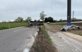 Spektakulärer Lastwagen-Unfall in Neerach ZH