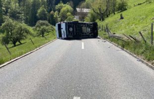 Unterkulm AG: Camper-Fahrer nach Unfall ins Spital gebracht