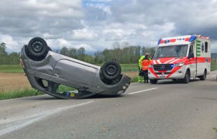 Eschikofen TG: Fahrerin landet bei Selbstunfall auf dem Dach