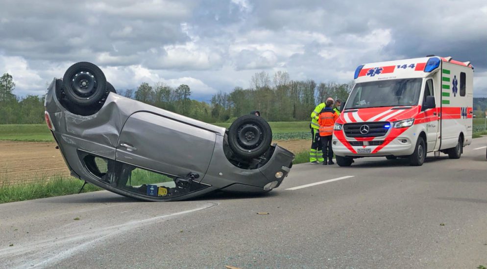 Eschikofen TG: Fahrerin landet bei Selbstunfall auf dem Dach