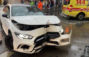 Aarau AG - Neulenker schrottet Mercedes-Benz CLA